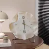 Часы с металлической подставкой